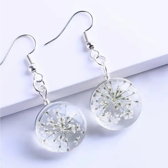 🐳Pressed White Flower Dangle Earrings - Picture 1 of 8
